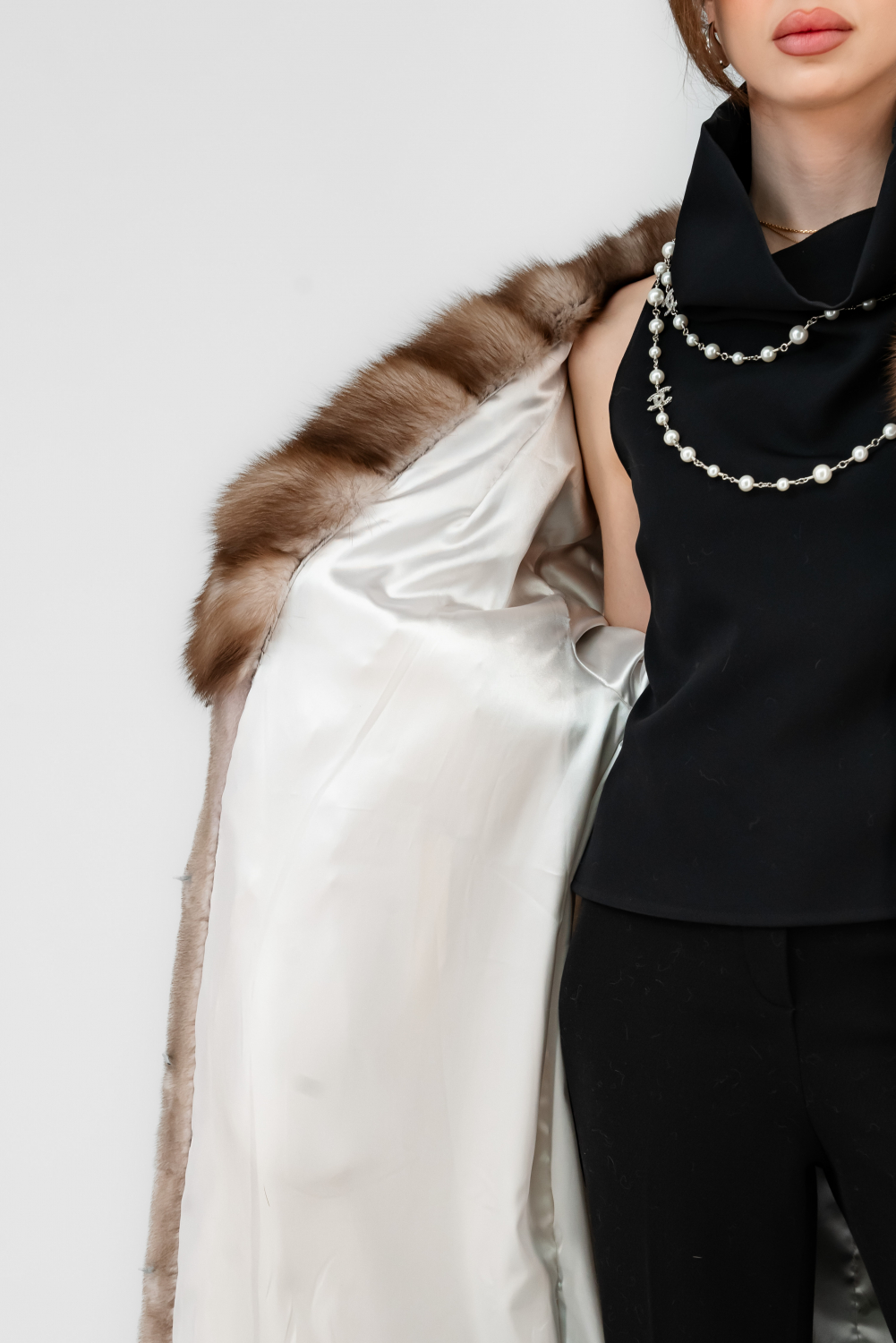 Светло-серая норковая шуба PT с отделкой из куницы